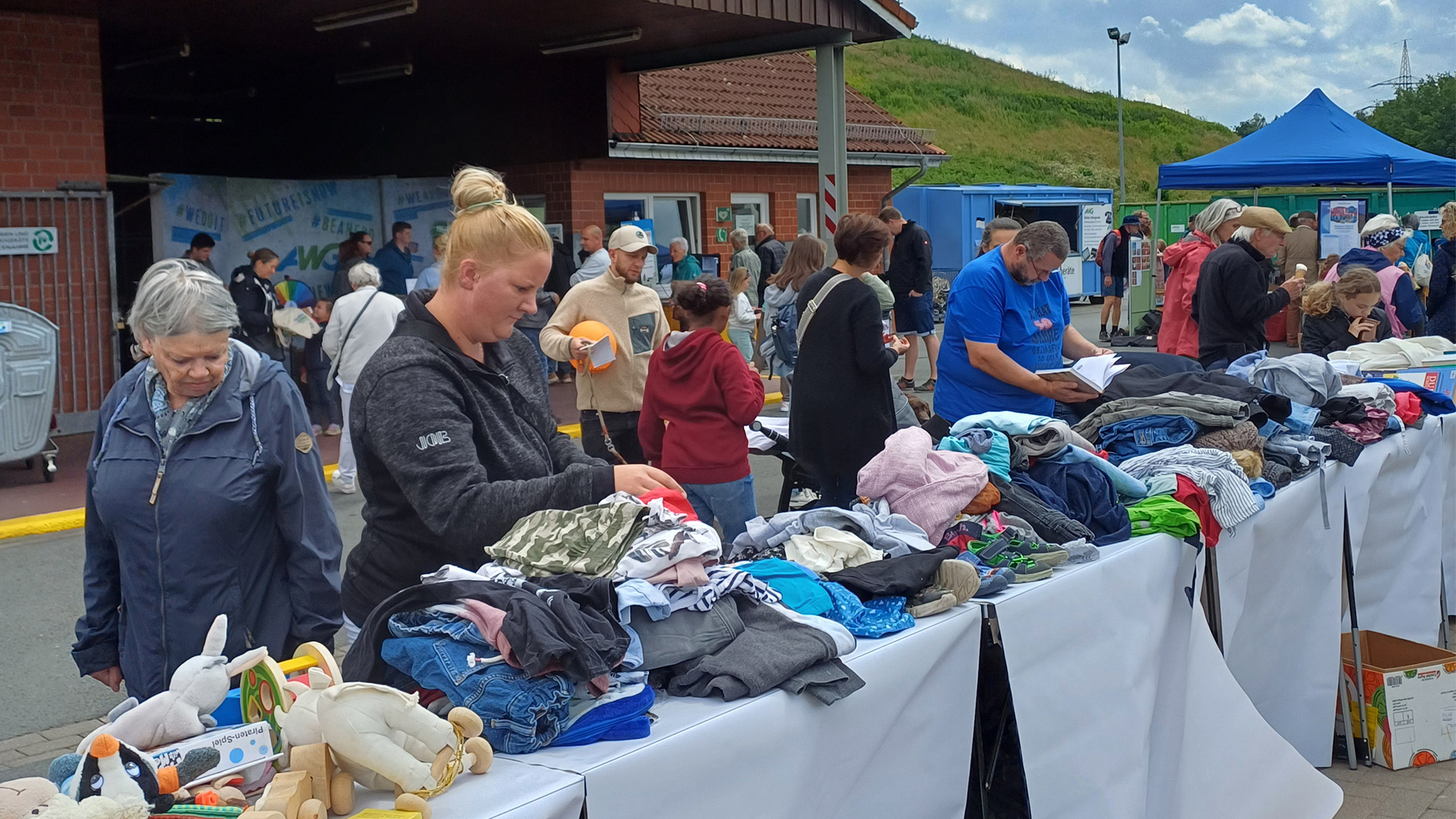 Es ist unser Verschenk- und Tauschmarkt zu sehen.