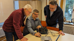 Frank Gosser testet neues Messgerät. Friedrich Rauschenberger und Thomas Bauer schauen zu